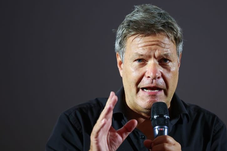 Robert Habeck (Bündnis 90/Die Grünen), Bundeswirtschaftsminister, spricht im Rahmen der Wahlkampftour vor der sächsischen Landtagswahl im Rundkino. Am 1. September wird in Sachsen ein neuer Landtag gewählt