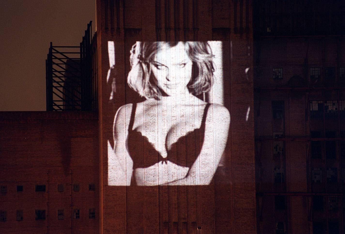 "Miss Wonderbra" 1994 auf einer Werbeprojektion in London: Eva Herzigova