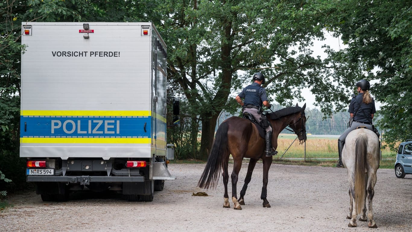 Die Polizei will Präsenz rund um den Flughafen zeigen: Hier patrouilliert sie mit Pferden auf der Nordseite des Vorfelds.