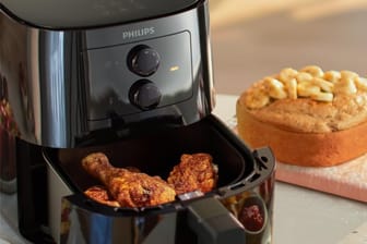 Ein Gerät, viele Funktionen: Derzeit sind verschiedene Marken-Heißluftfritteusen im Angebot, und unser Favorit ist ein Spitzenmodell von Philips.