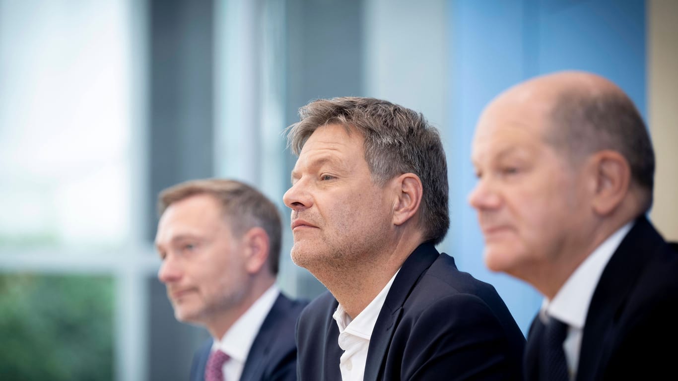 Zufriedene Ampelchefs bei der Präsentation von Haushalt und "Wachstumsinitiative": Finanzminister Christian Lindner (v.l.), Wirtschaftsminister Robert Habeck und Kanzler Olaf Scholz.