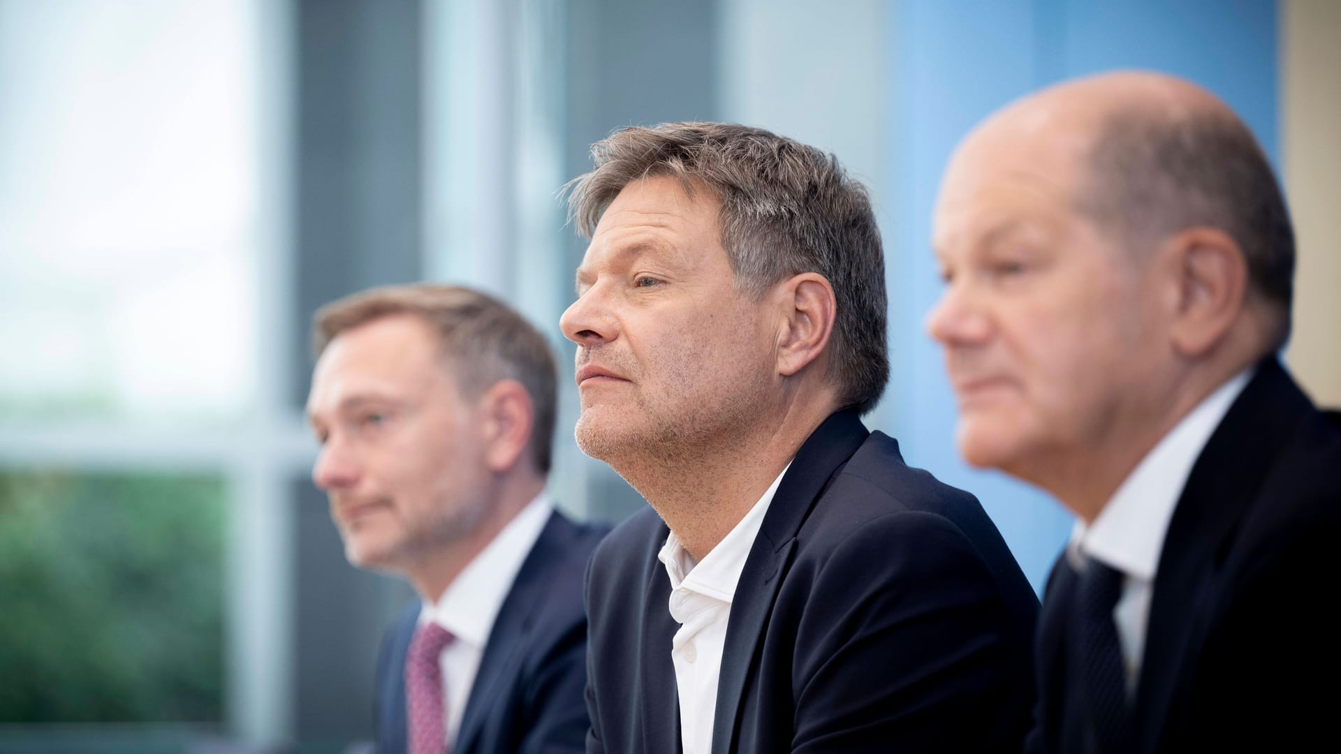 Zufriedene Ampelchefs bei der Präsentation von Haushalt und "Wachstumsinitiative": Finanzminister Christian Lindner (v.l.), Wirtschaftsminister Robert Habeck und Kanzler Olaf Scholz.