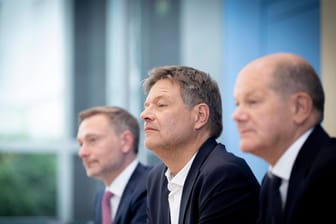 Zufriedene Ampelchefs bei der Präsentation von Haushalt und "Wachstumsinitiative": Finanzminister Christian Lindner (v.l.), Wirtschaftsminister Robert Habeck und Kanzler Olaf Scholz.