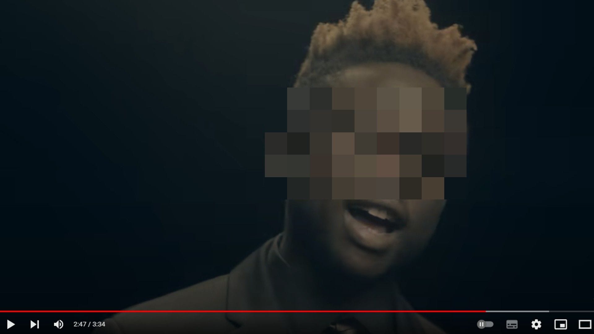 Moussa S.: Unter dem Künstlernamen Moses S. sang er unter anderem in einem Video des erfolgreichen italienischen Rappers Izi.