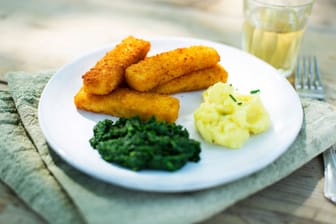 Fischstäbchen mit Spinat und Kartoffelpüree: Einer dieser Snacks könnte bald deutlich teurer werden.