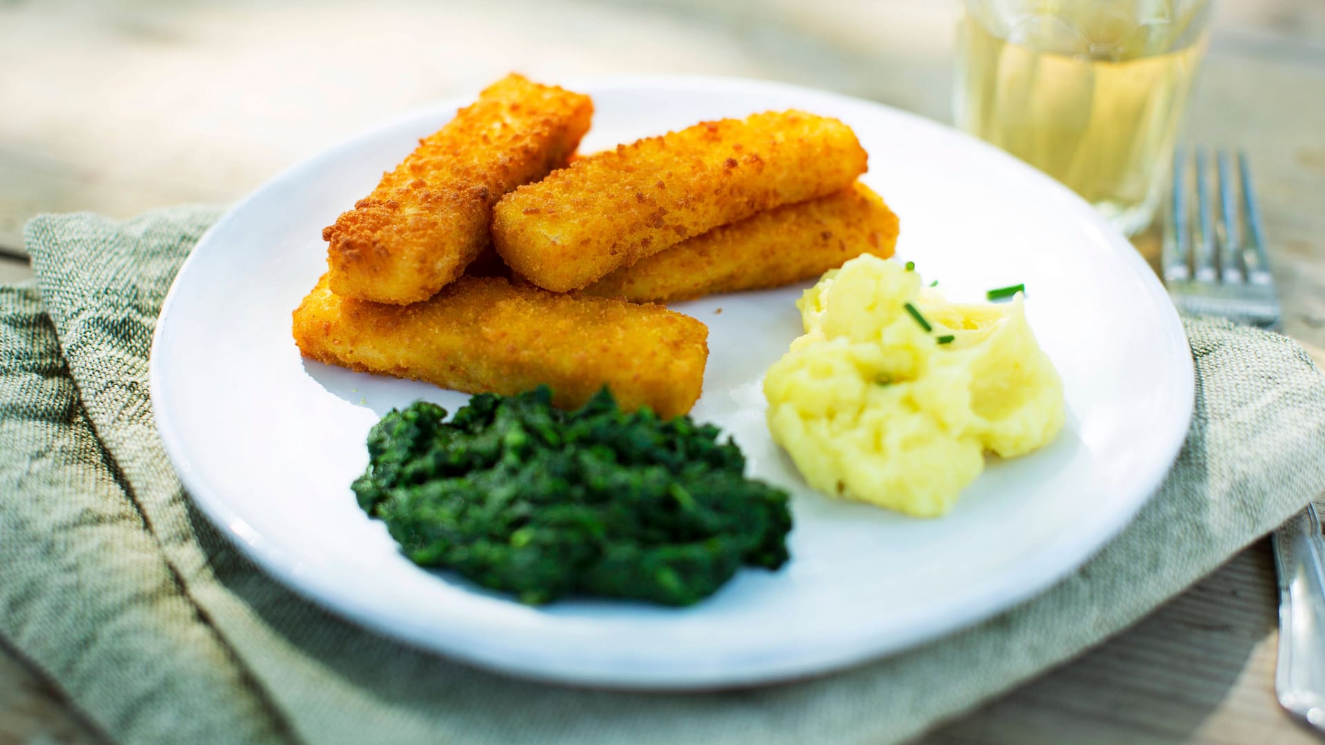 Fischstäbchen mit Spinat und Kartoffelpüree: Einer dieser Snacks könnte bald deutlich teurer werden.