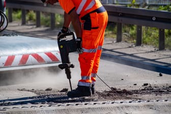 Bauarbeiten an einer Straßenbrücke (Symbolbild): Eine kleine Erleichterung kommt auf Autofahrer zu.