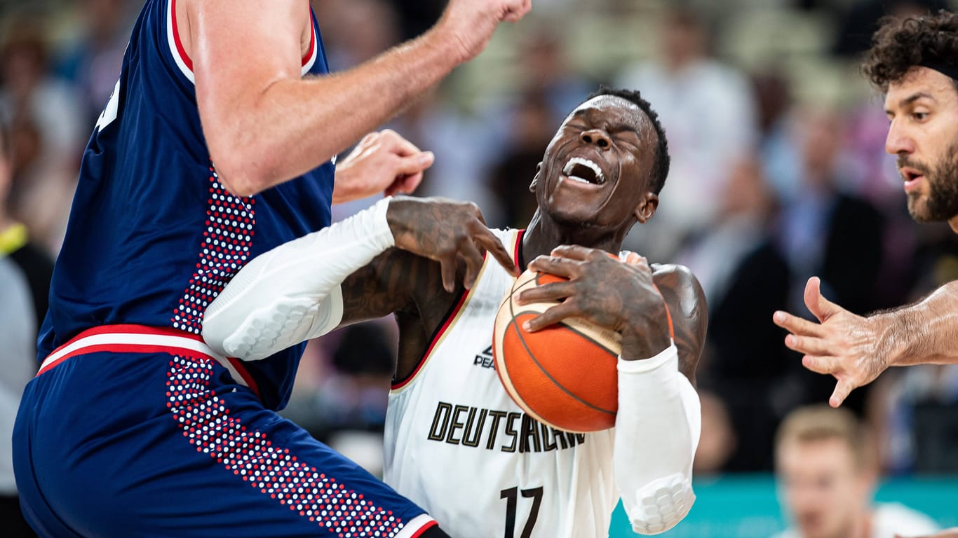 Kein Durchkommen: Dennis Schröder wird von Serbiens Verteidigung gestört.