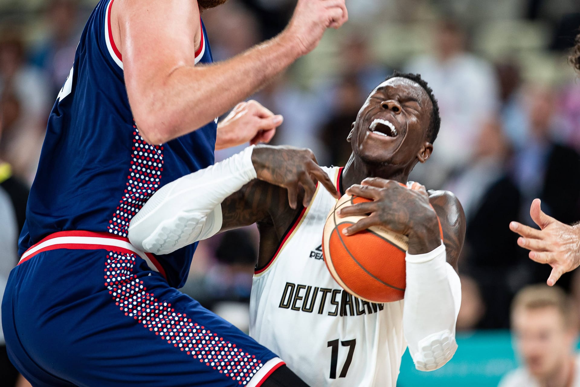 Kein Durchkommen: Dennis Schröder wird von Serbiens Verteidigung gestört.