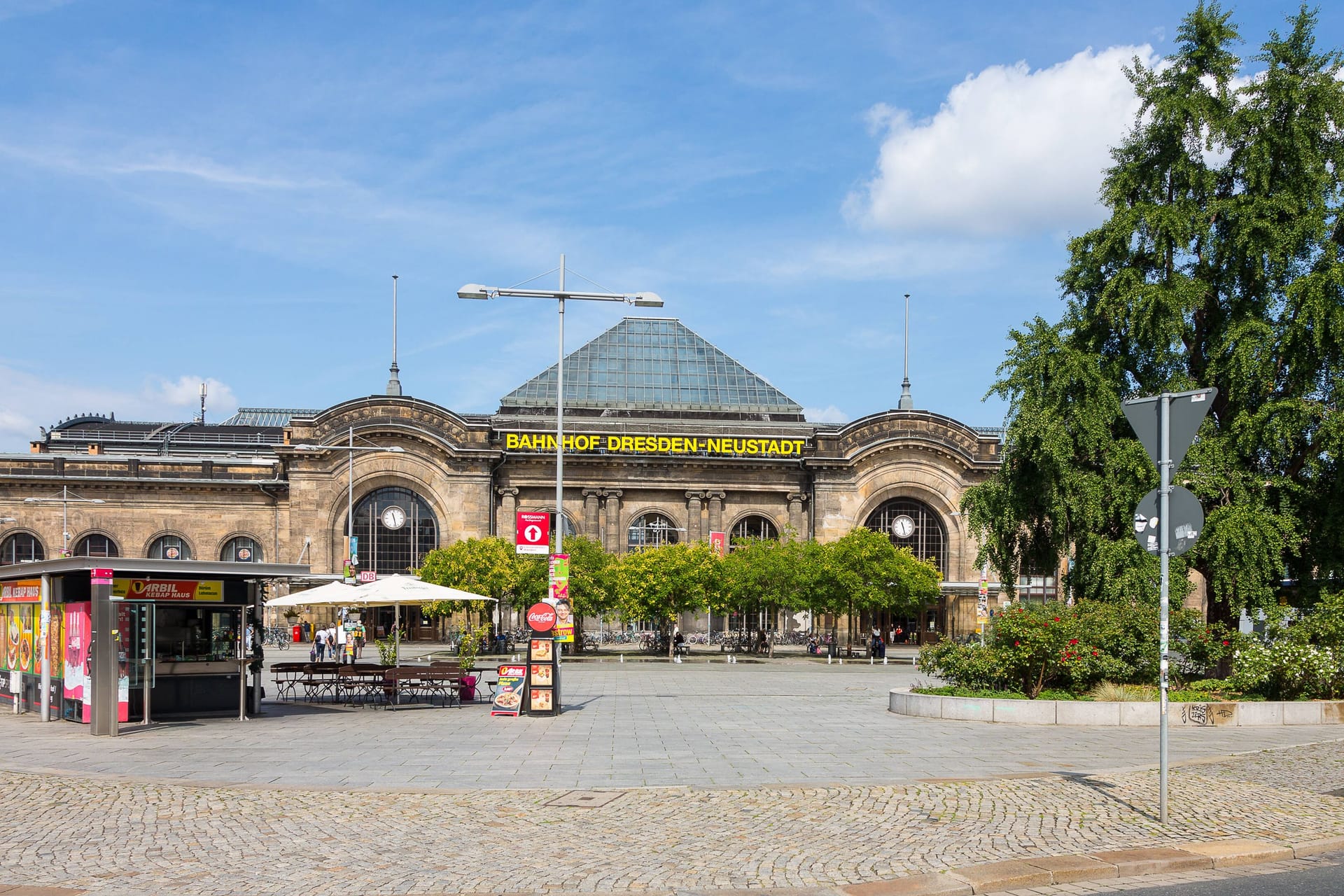 Schlesischer Platz und Bahnhof Dresden-Neustadt (Archivbild): Hier wurden die Jungen überfallen.