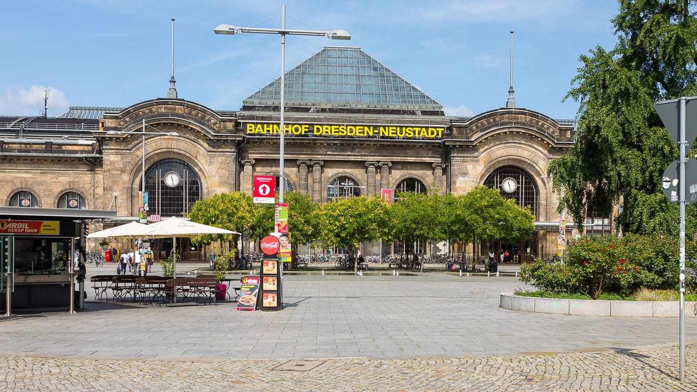 Schlesischer Platz und Bahnhof Dresden-Neustadt (Archivbild): Hier wurden die Jungen überfallen.