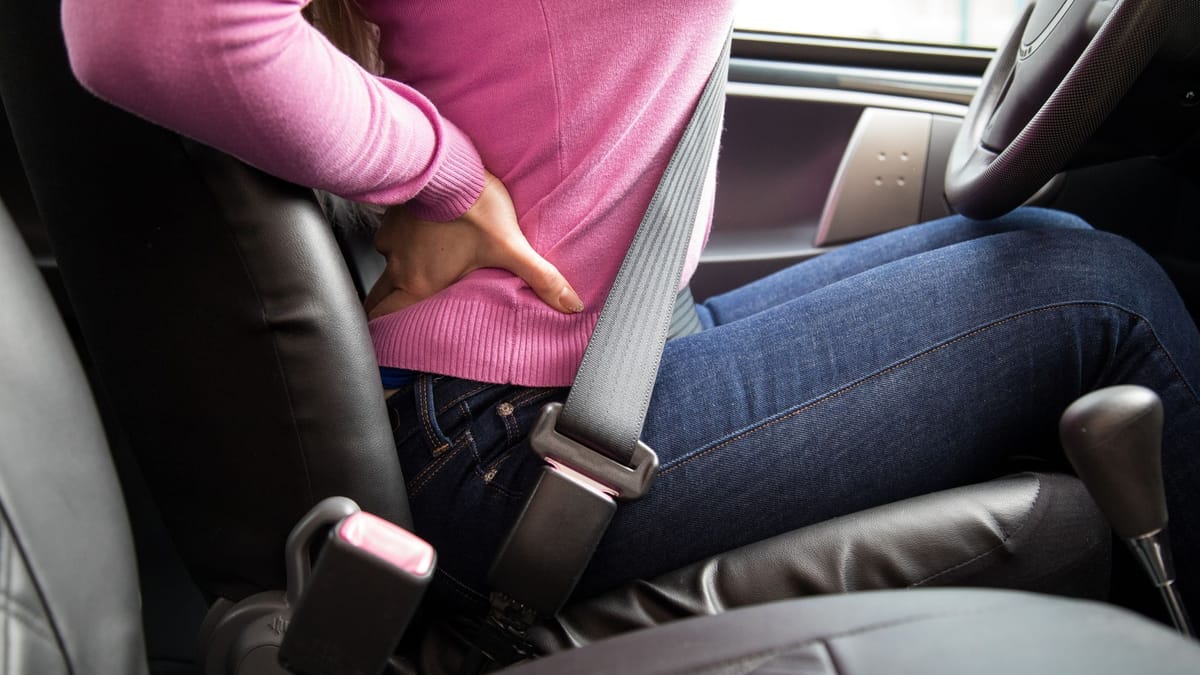Lange Autofahrten: Diese Übungen lindern Rückenschmerzen
