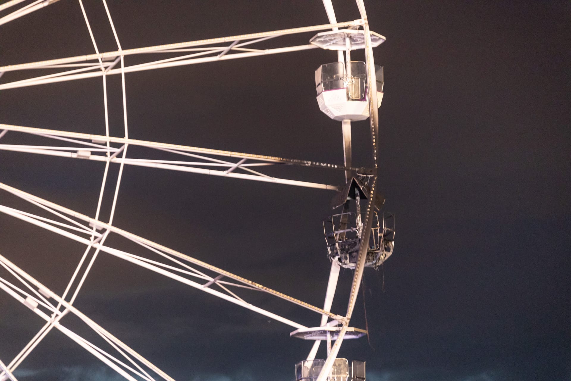 Ausgebrannte Gondel an Riesenrad.