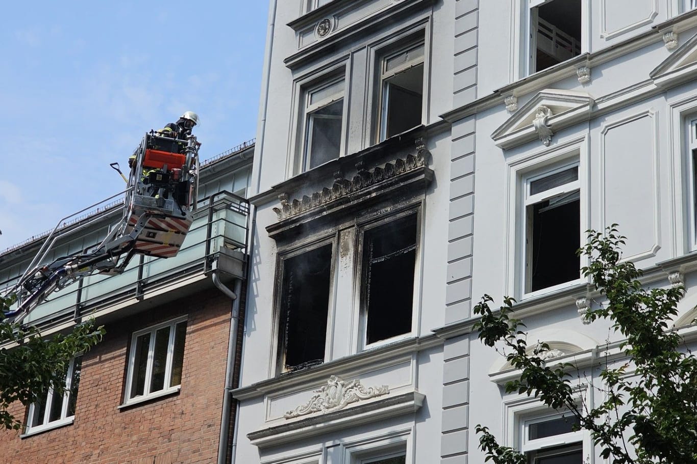 Hamburg: In der Hopfenstraße auf St. Pauli brannte am Samstagnachmittag eine Wohnung.