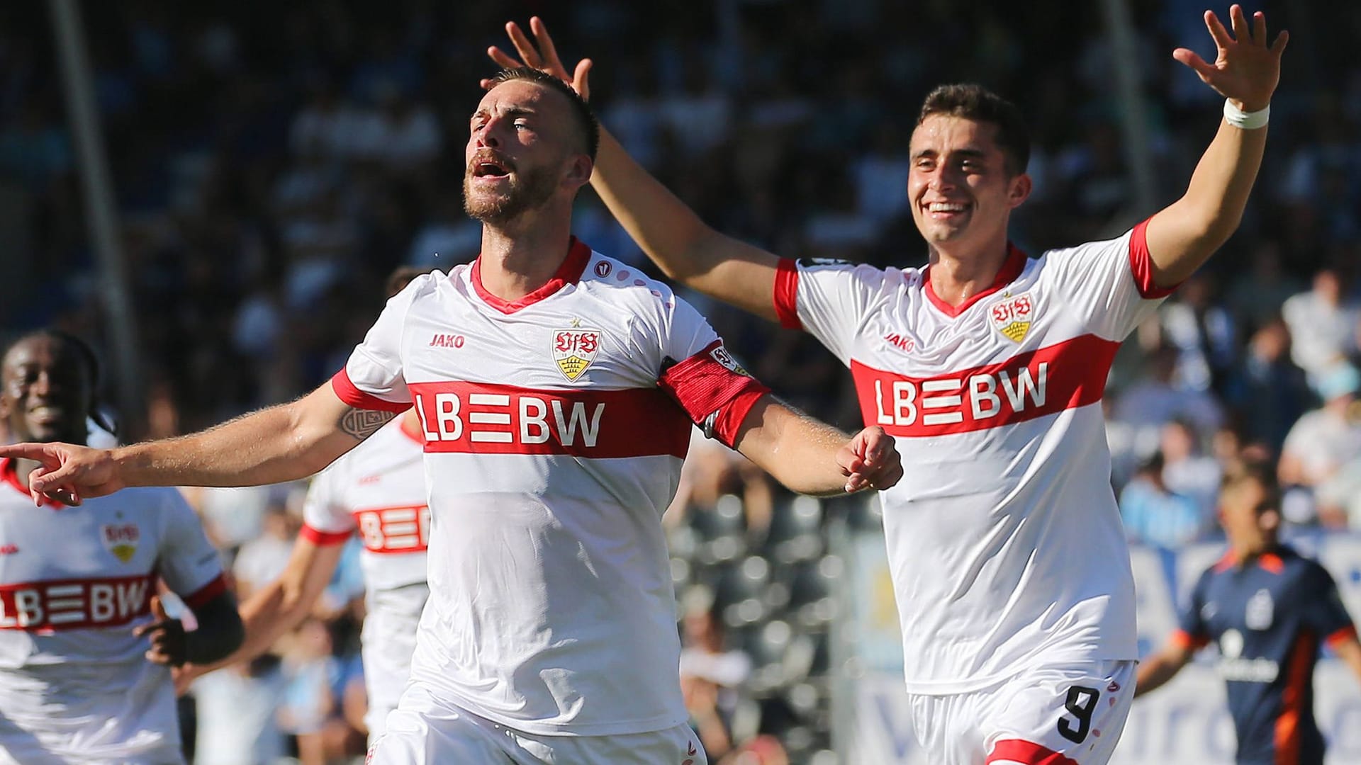 Dominik Nothnagel (l.) feiert mit Thomas Kastanaras seinen Treffer: Die Stuttgarter U23 triumphierte gegen 1860 München.