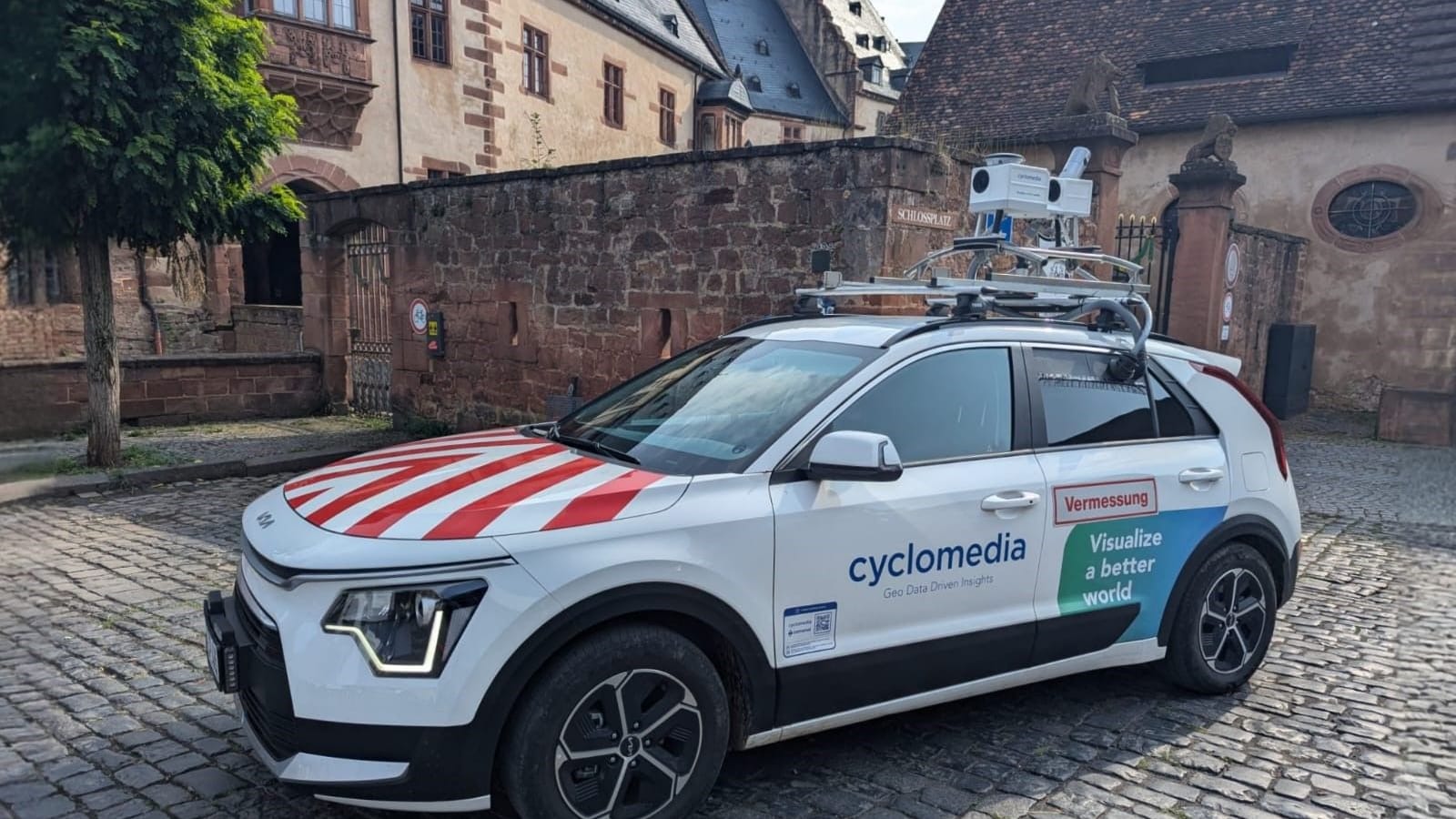 Ein Spezialfahrzeug der Firma Cyclomedia: Dresdner werden solche Autos nun öfter sehen.