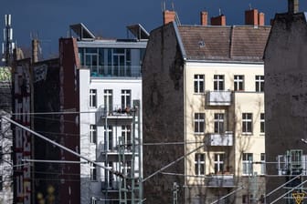 ARCHIV - 03.04.2023, Berlin: Wohnhäuser im Berliner Bezirk Prenzlauer Berg.