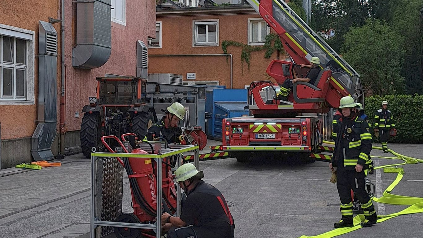 Kräfte der Berufsfeuerwehr sowie der Freiwilligen Feuerwehr wurden am Mittwoch in die Kreittmayrstraße gerufen.