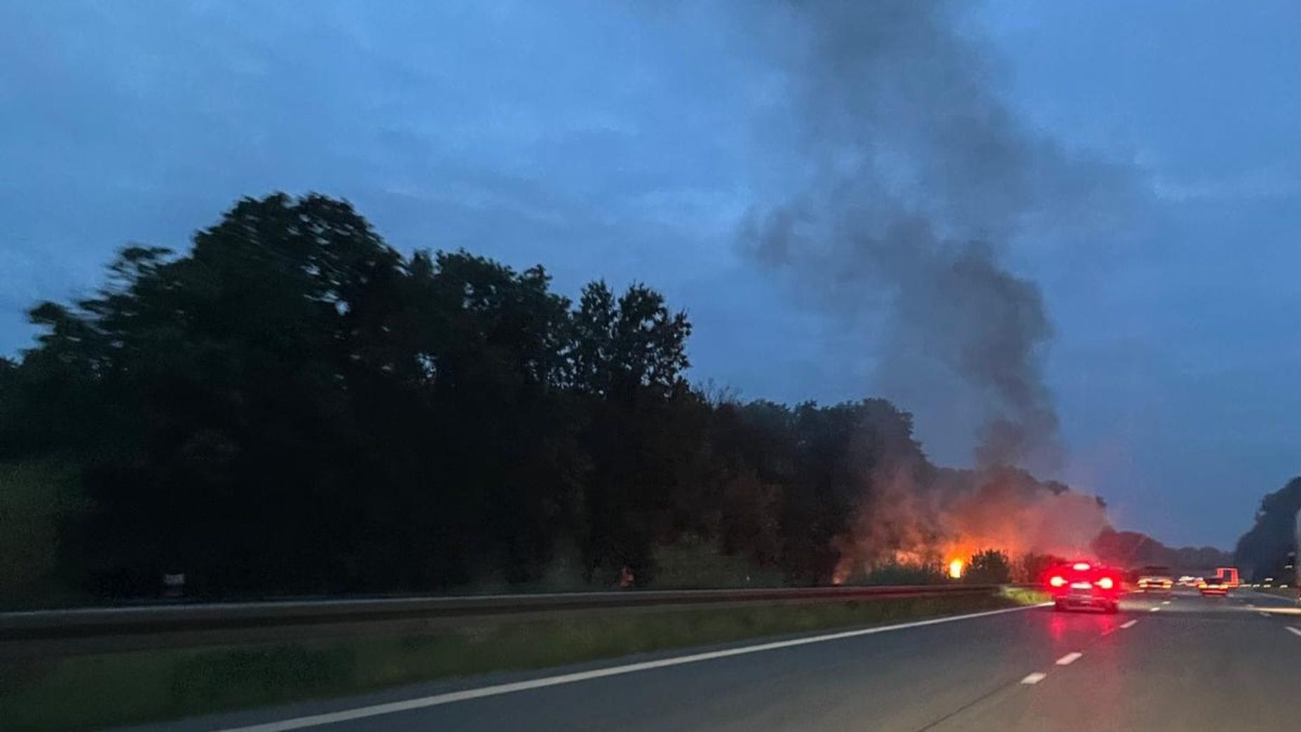 Rauch und Flammen sind nach einem Unfall auf der Autobahn A5 bei Bruchsal zu sehen. Gegen 5.40 Uhr hat sich auf der A5, zwischen Karlsruhe-Nord und Bruchsal, ein schwerer Verkehrsunfall ereignet.