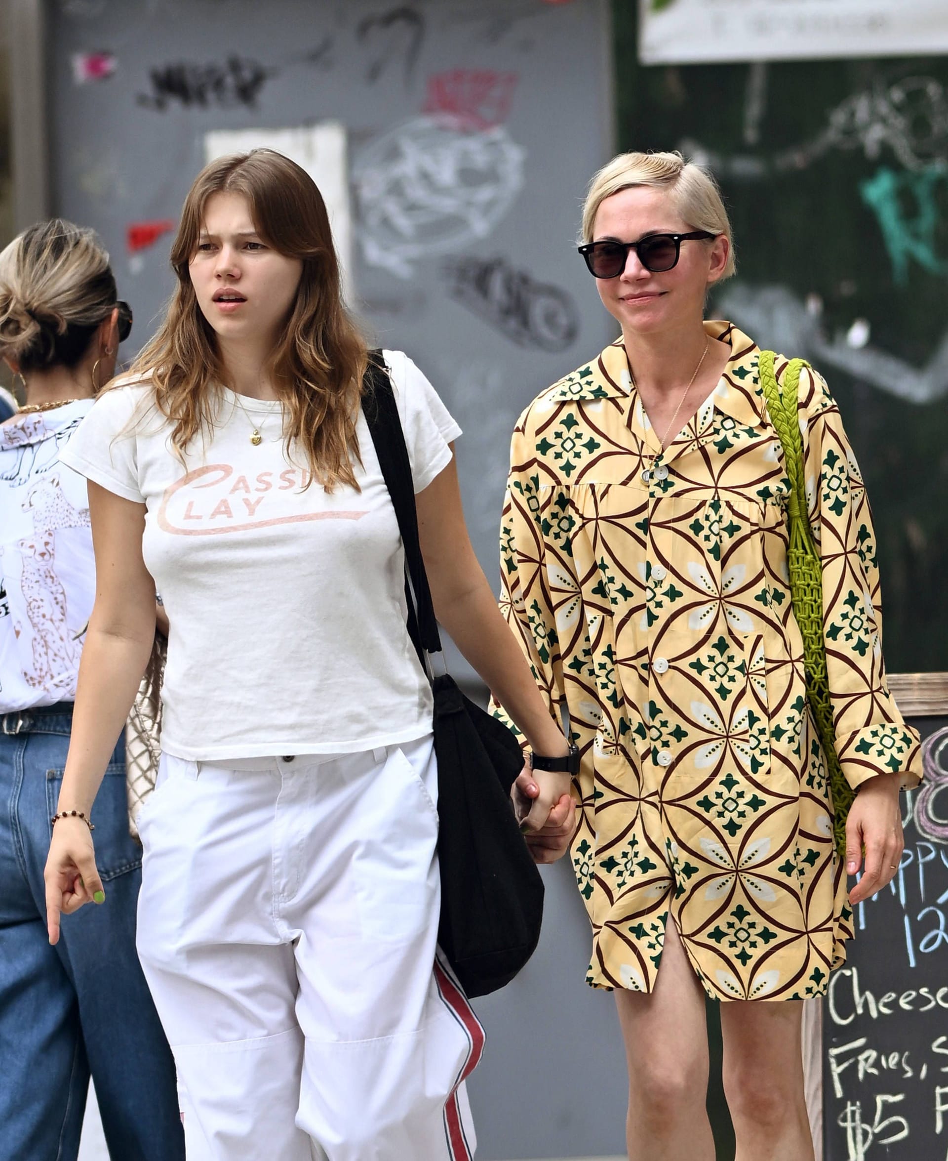 Matilda Ledger mit ihrer Mutter Michelle Williams in New York