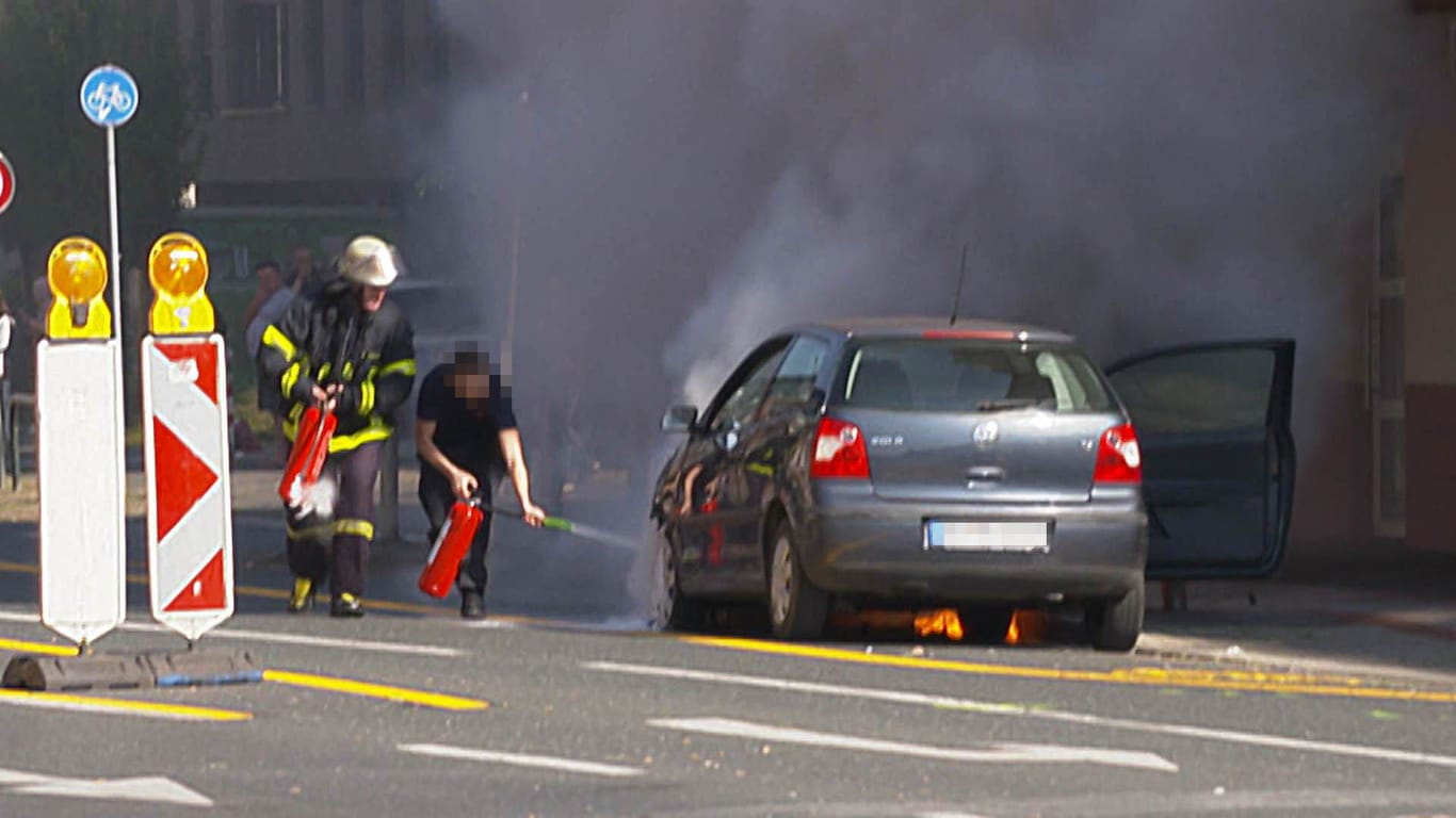 Kampf gegen die Flammen: Der Fahrer griff offenbar selbst zum Feuerlöscher.