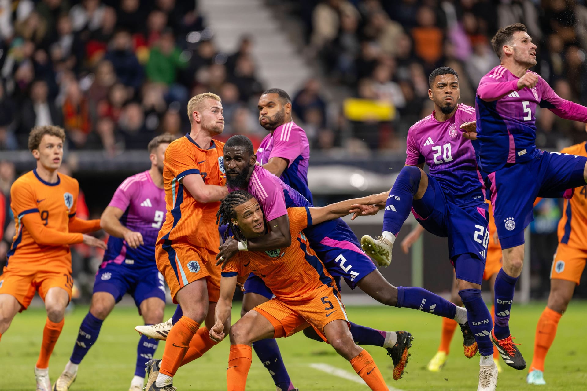 Jonathan Tah und Matthijs de Ligt (l.): Der deutsche Nationalspieler könnte zum FC Bayern wechseln, wenn der Niederländer die Münchner verlässt.