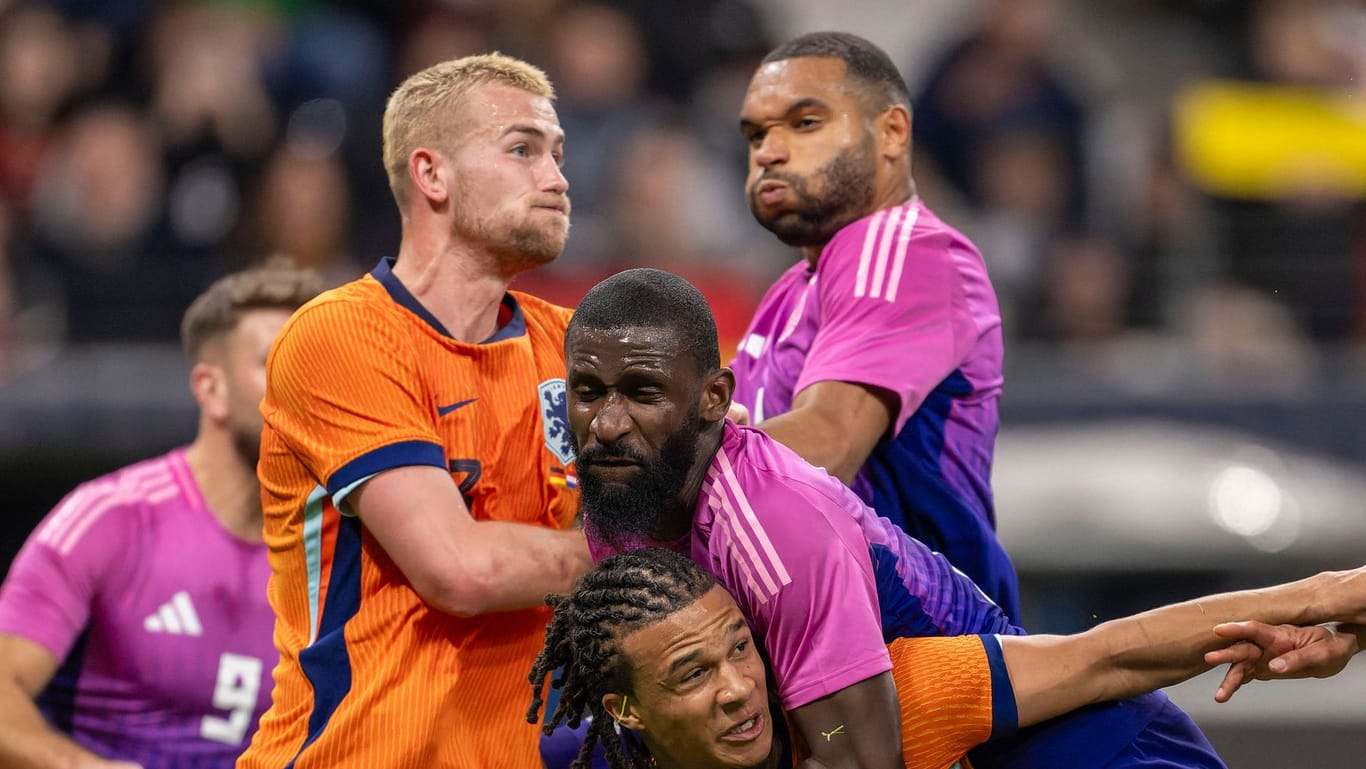 Jonathan Tah und Matthijs de Ligt (l.): Der deutsche Nationalspieler könnte zum FC Bayern wechseln, wenn der Niederländer die Münchner verlässt.