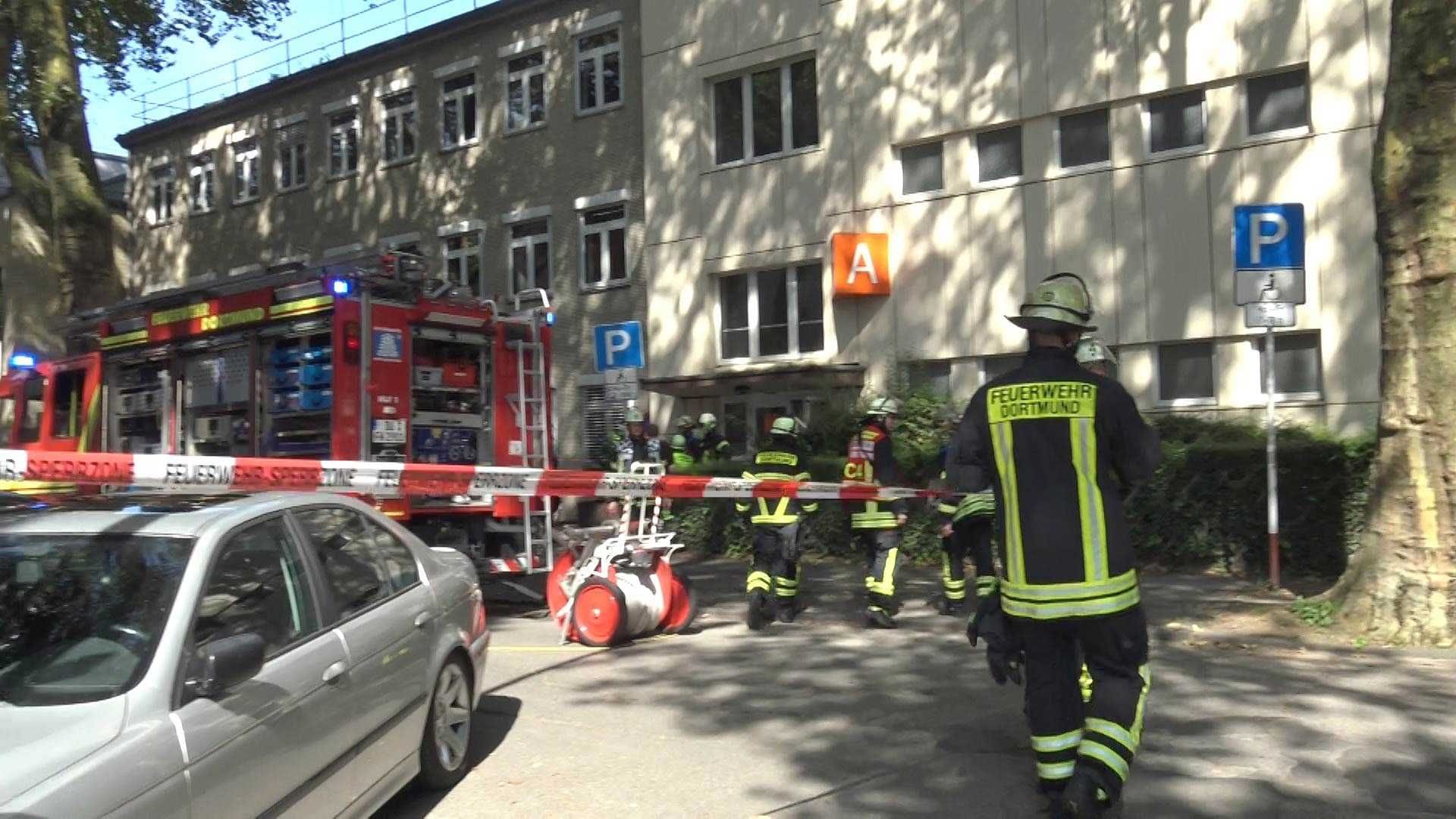 Einsatzkräfte auf der Sonnenstraße in Dortmund: Rauch quoll aus dem Technikraum.