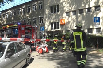 Einsatzkräfte auf der Sonnenstraße in Dortmund: Rauch quoll aus dem Technikraum.