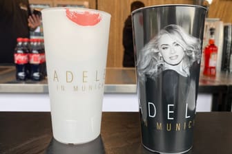 Softgetränke und Alkohol wie Aperol Spritz gibt es in Plastikbechern mit speziellem Adele-Design.