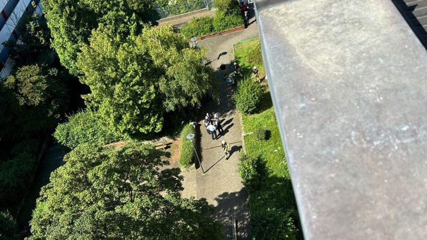 Ansicht vom Dach eines Heidelberger Wohngebäudes, aus dessen siebten Stock ein achtjähriger Junge stürzte.