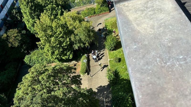 Ansicht vom Dach eines Heidelberger Wohngebäudes, aus dessen siebten Stock ein achtjähriger Junge stürzte.