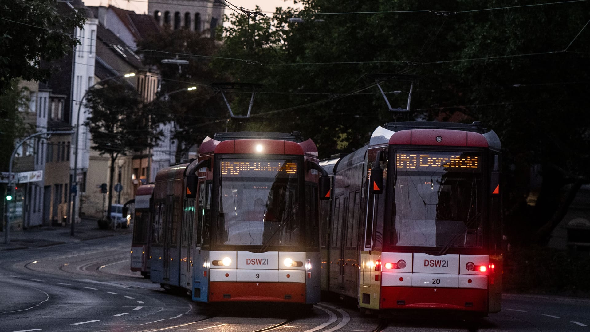 Zwei Straßenbahnen fahren in Dortmund (Archivbild): Schaulustige störten die Unfallaufnahme. Zwei Straßenbahnen fahren in Dortmund (Archivbild): Schaulustige störten die Unfallaufnahme.