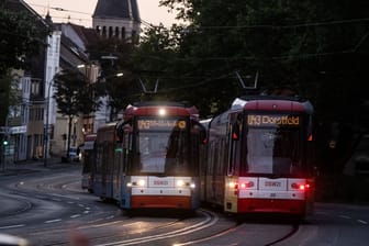 Zwei Straßenbahnen fahren in Dortmund (Archivbild): Schaulustige störten die Unfallaufnahme.