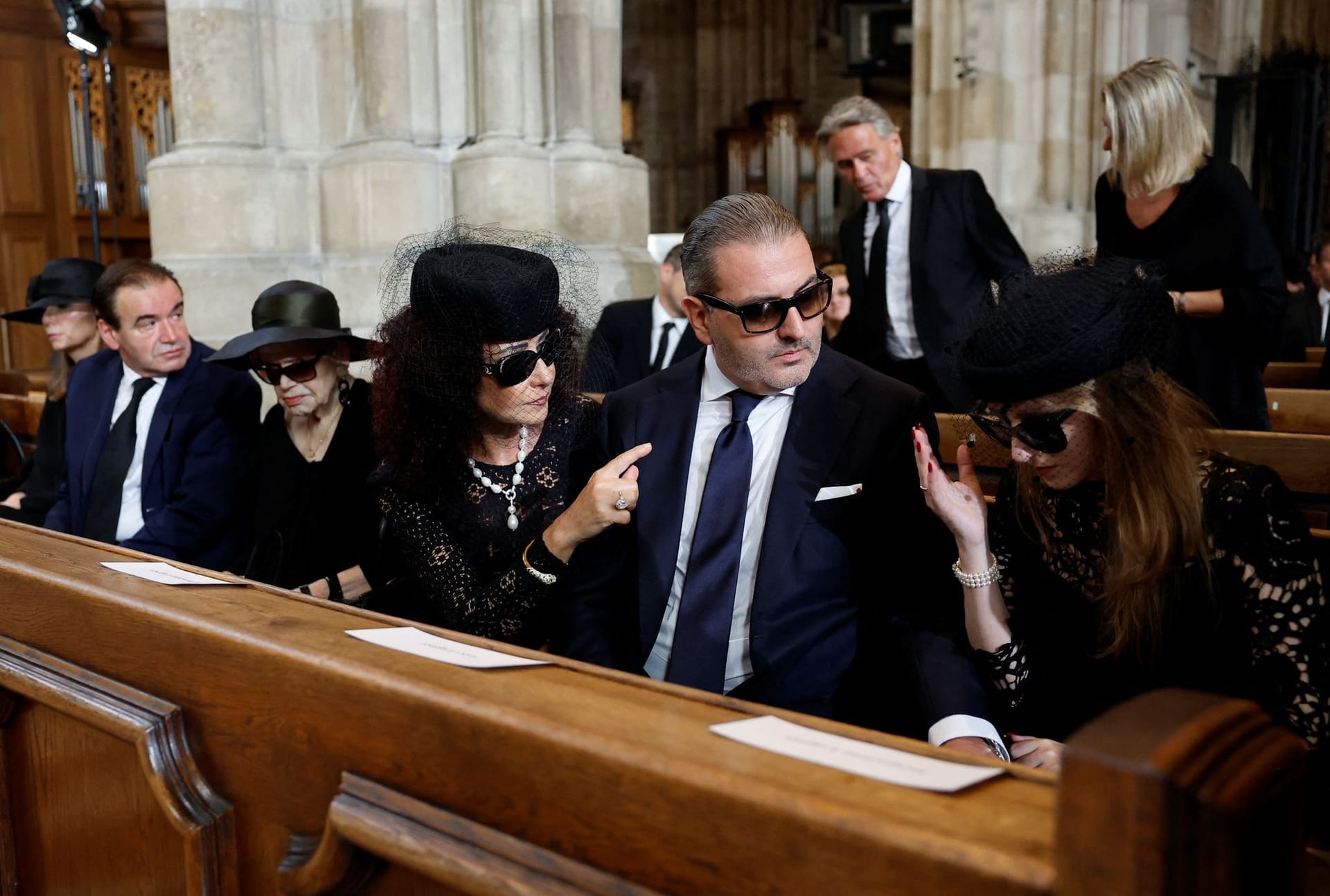 Christina Lugner (l.) und Tochter Jacqueline Lugner (r.) mit ihrem Mann Leo bei Richard Lugners Beerdigung in Wien.