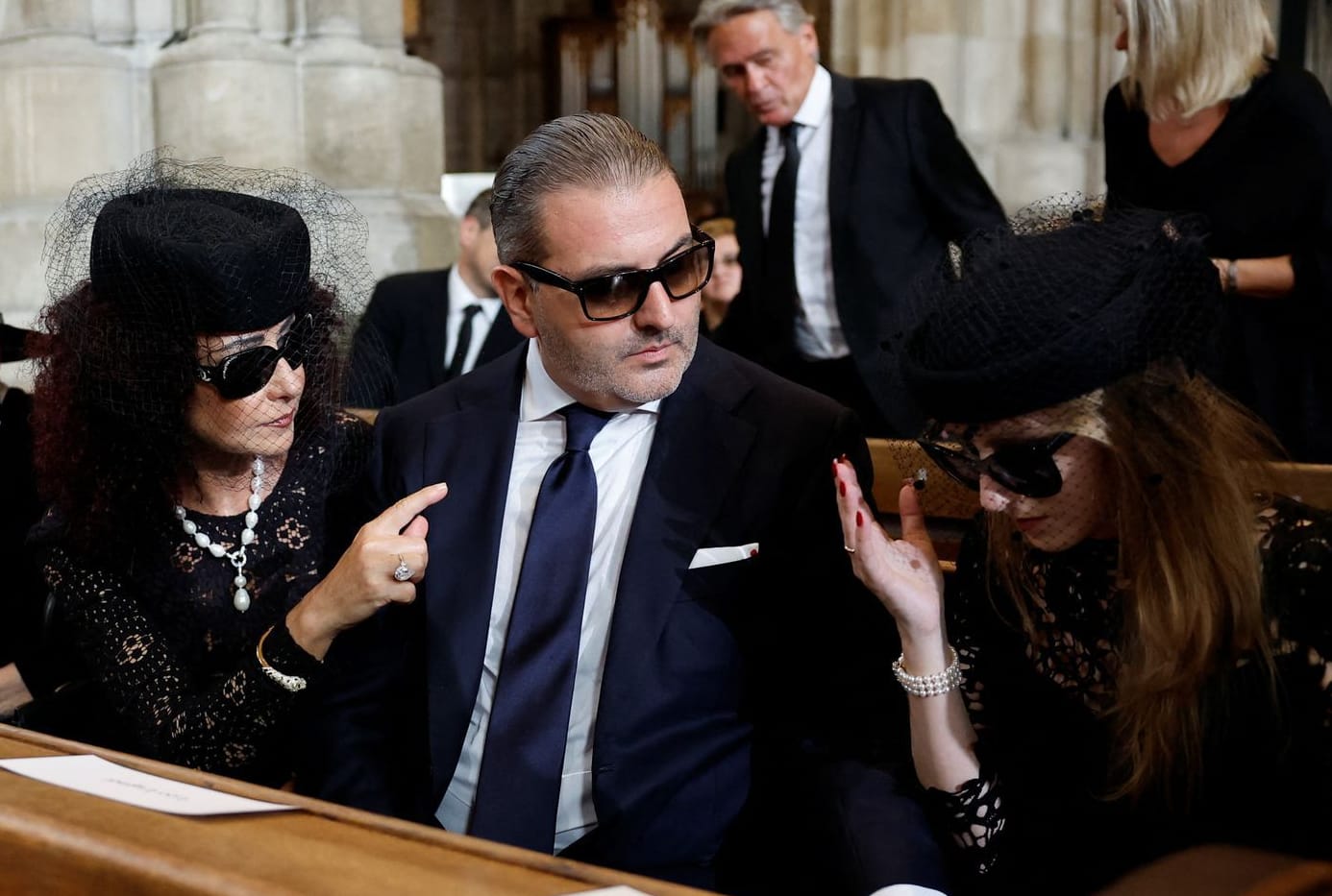 Christina Lugner (l.) und Tochter Jacqueline Lugner (r.) mit ihrem Mann Leo bei Richard Lugners Beerdigung in Wien.