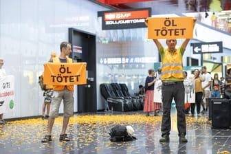 Eine Störaktion der Letzte Generation am Flughafen in Wien