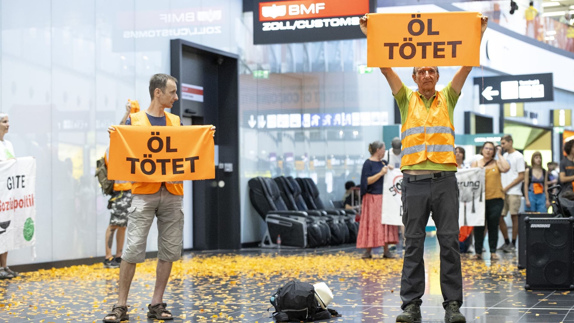 Eine Störaktion der Letzte Generation am Flughafen in Wien Eine Störaktion der Letzte Generation am Flughafen in Wien