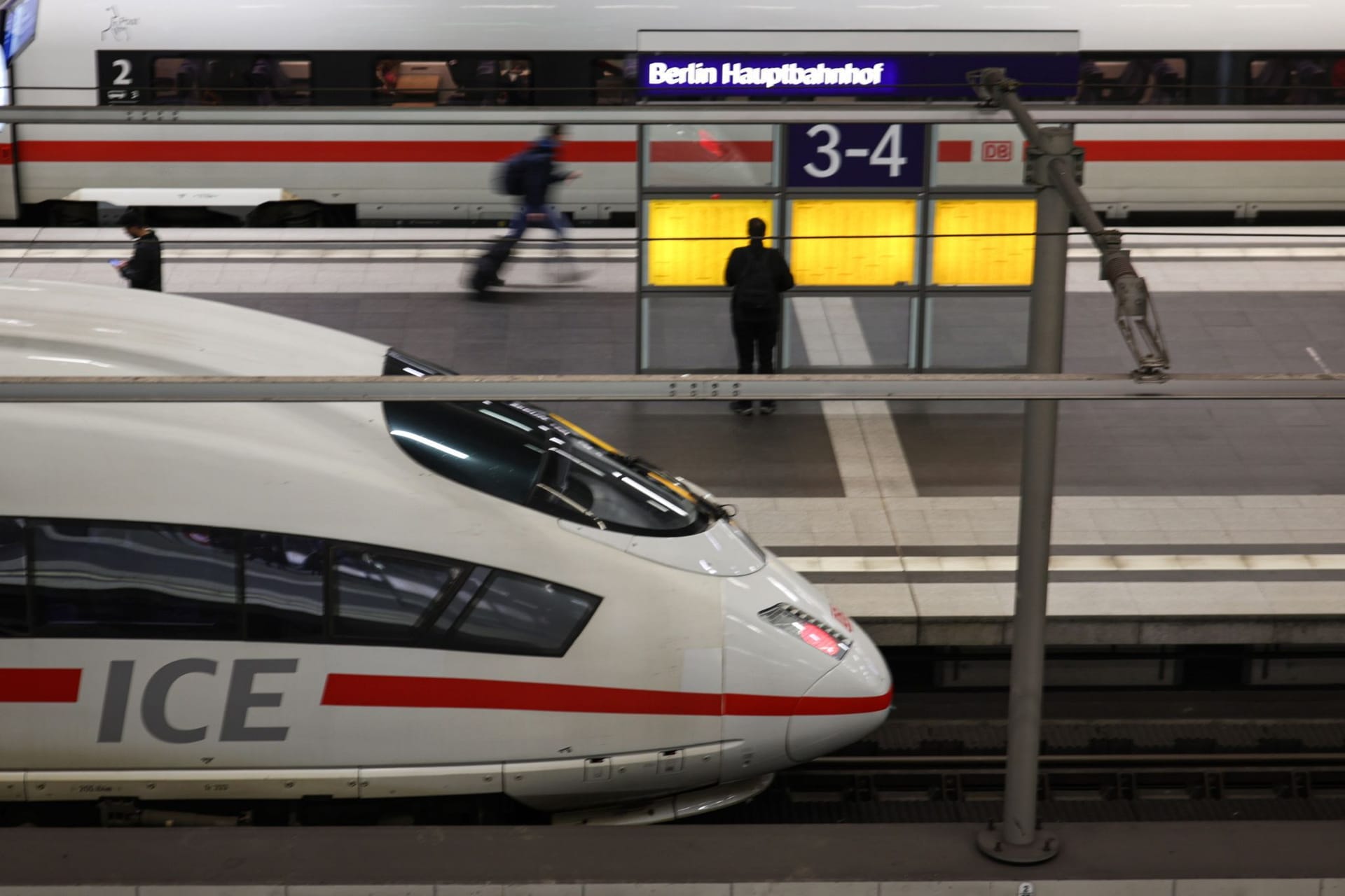 Zwei ICE Züge stehen am Berliner Hauptbahnhof (Symbolbild): Auf der Bahnstrecke zwischen Hamburg und Berlin soll vier Monate lang gebaut werden.