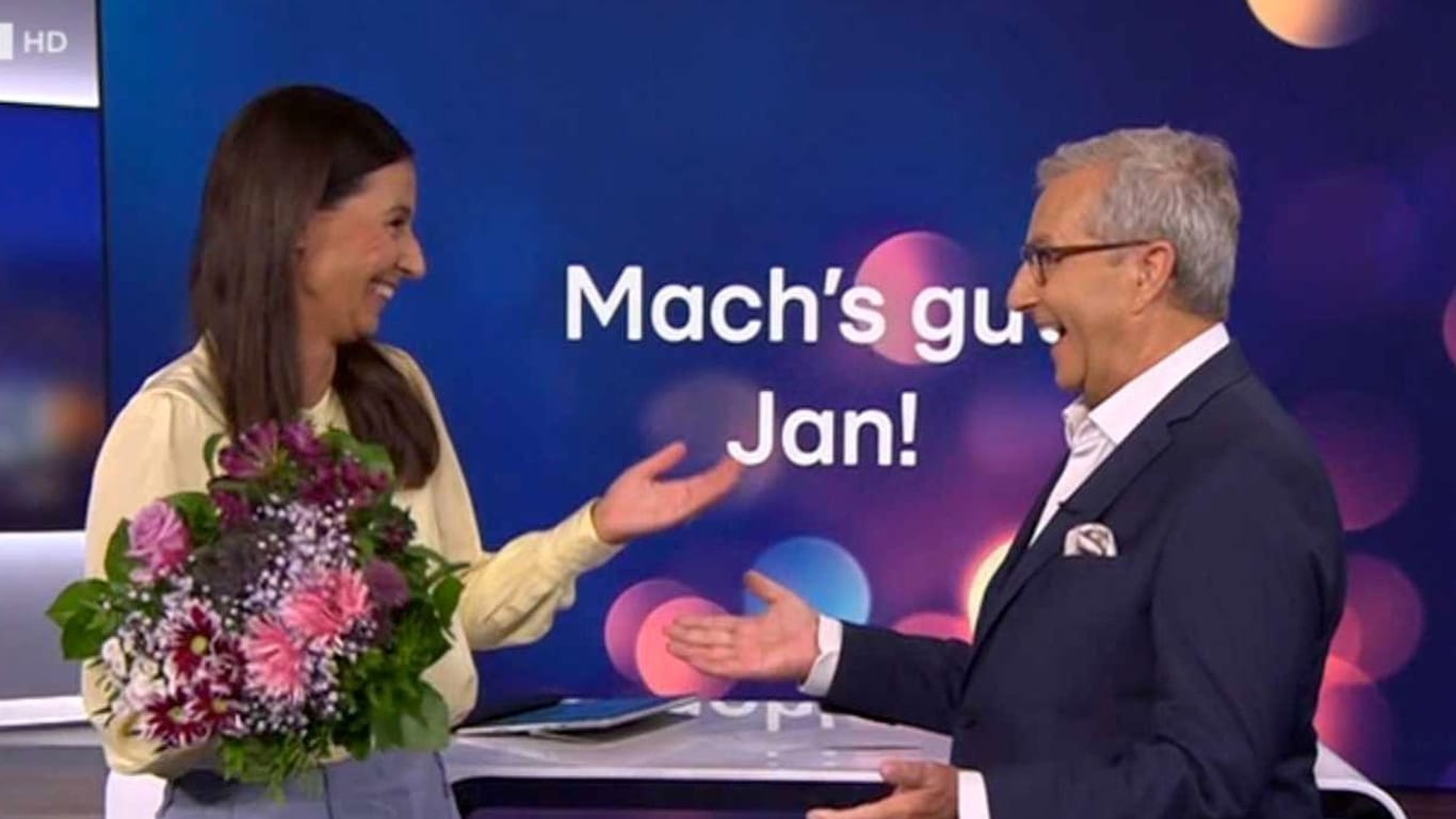 Fernsehmoderatorin Pinar Atalay überraschte Nachrichtenmann Jan Hofer in seiner letzten Sendung mit einem Blumenstrauß.