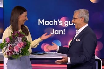 Fernsehmoderatorin Pinar Atalay überraschte Nachrichtenmann Jan Hofer in seiner letzten Sendung mit einem Blumenstrauß.