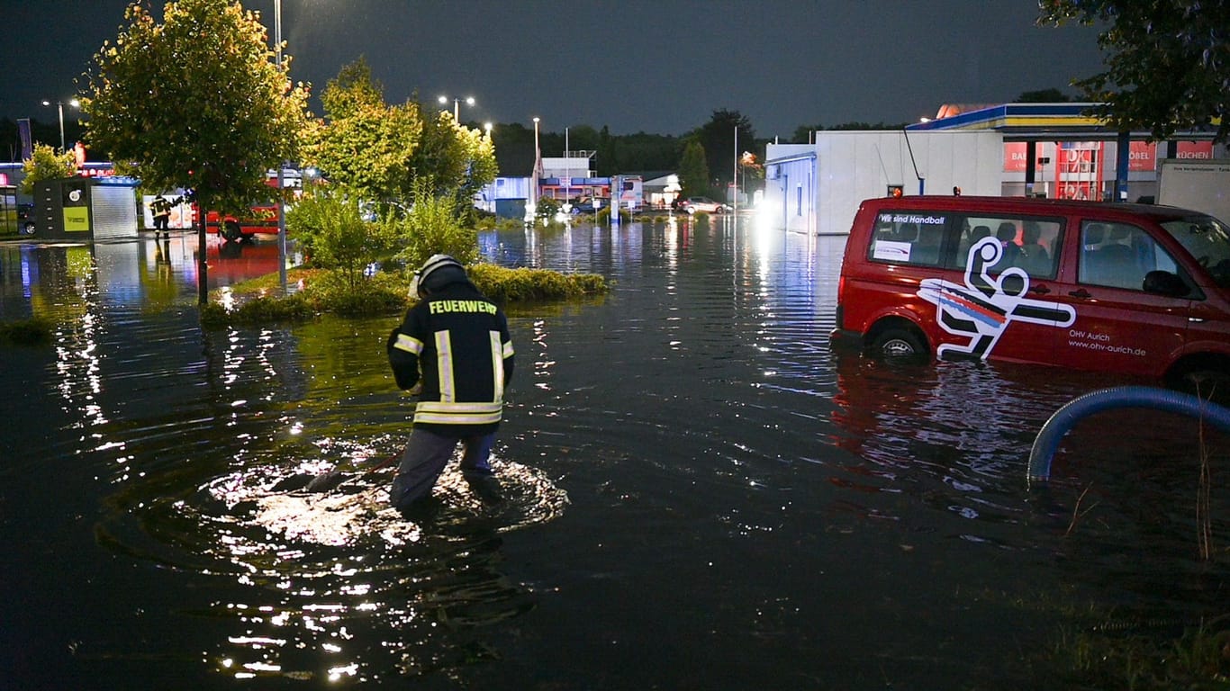 Heftige Starkregenfälle in Ostfriesland haben am Abend zu Hunderten Feuerwehreinsätzen geführt.