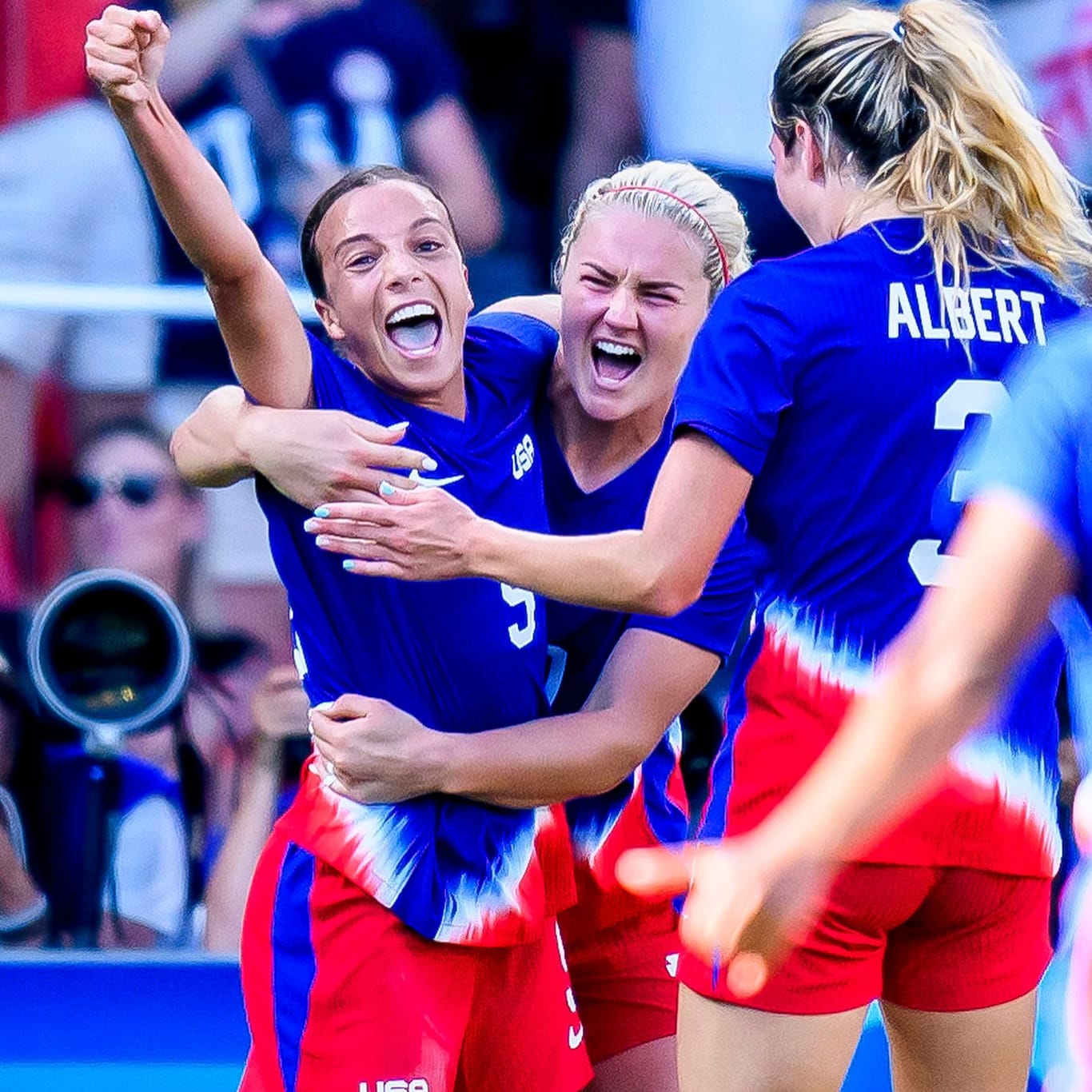 Gold! Mallory Swanson (li.) bejubelt ihr Tor zum 1:0 für die USA.