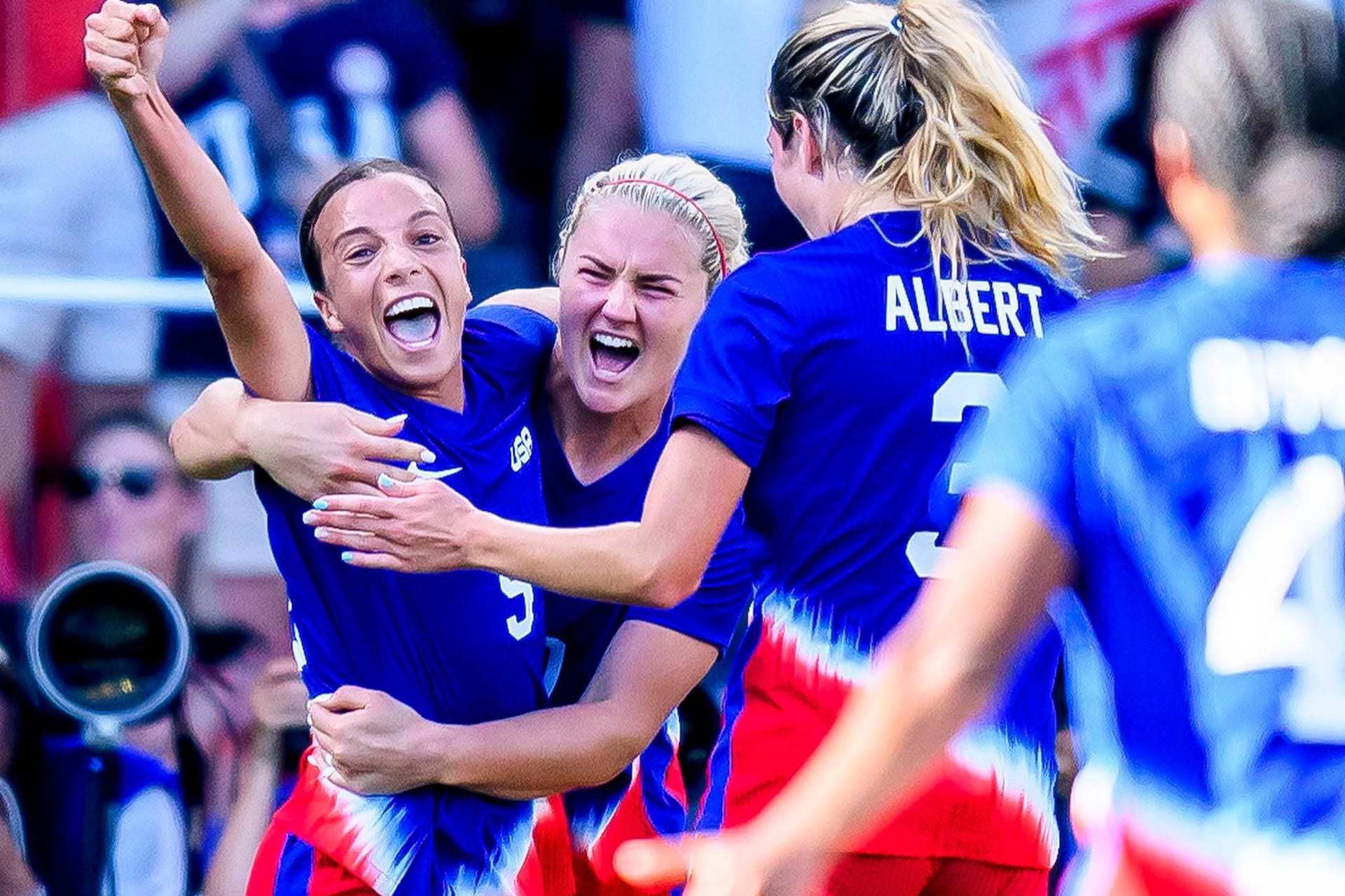 Gold! Mallory Swanson (li.) bejubelt ihr Tor zum 1:0 für die USA.