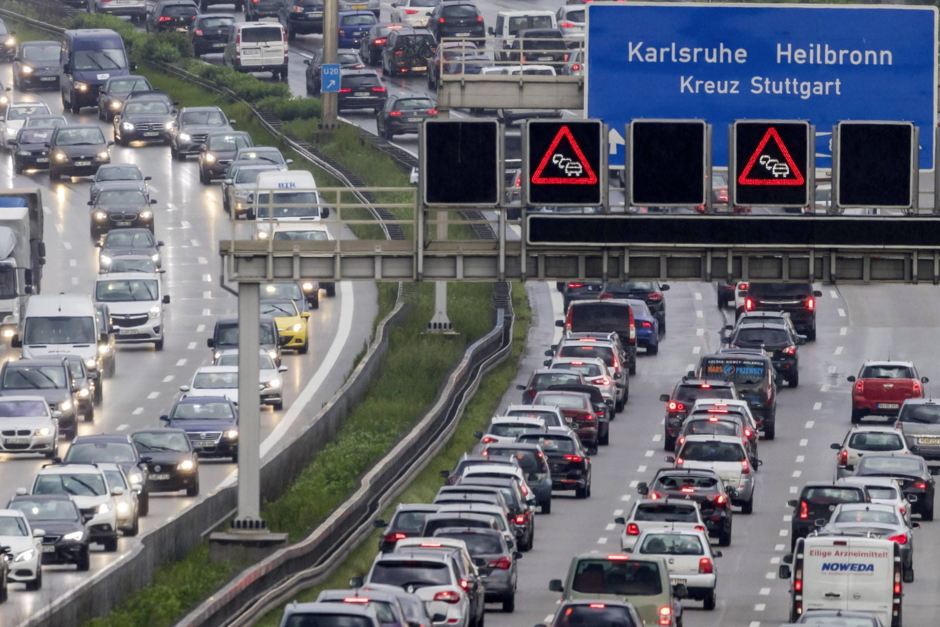 Überfüllte Autobahn (Symbolbild): Besonders der Verkehrssektor stößt deutlich zu viel CO2 aus.