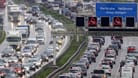 Überfüllte Autobahn (Symbolbild): Besonders der Verkehrssektor stößt deutlich zu viel CO2 aus.