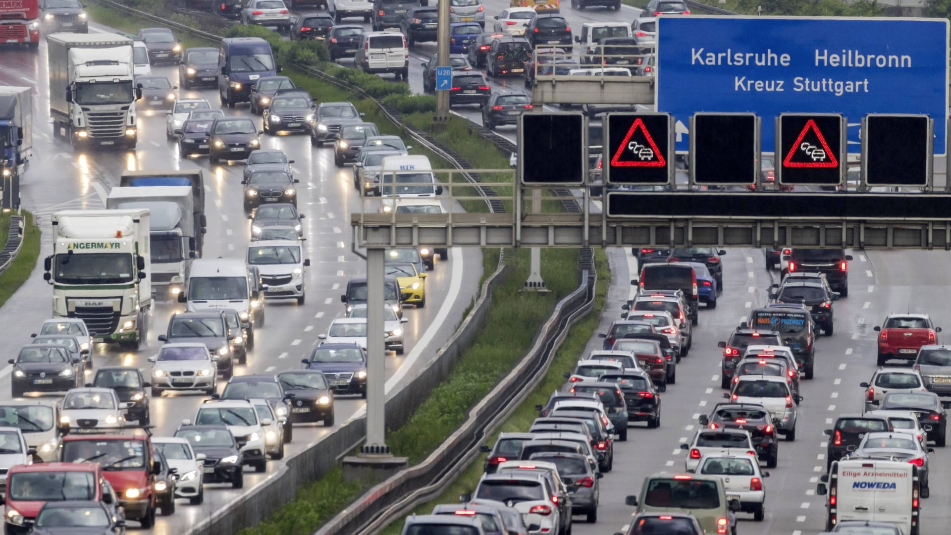 Überfüllte Autobahn (Symbolbild): Besonders der Verkehrssektor stößt deutlich zu viel CO2 aus.