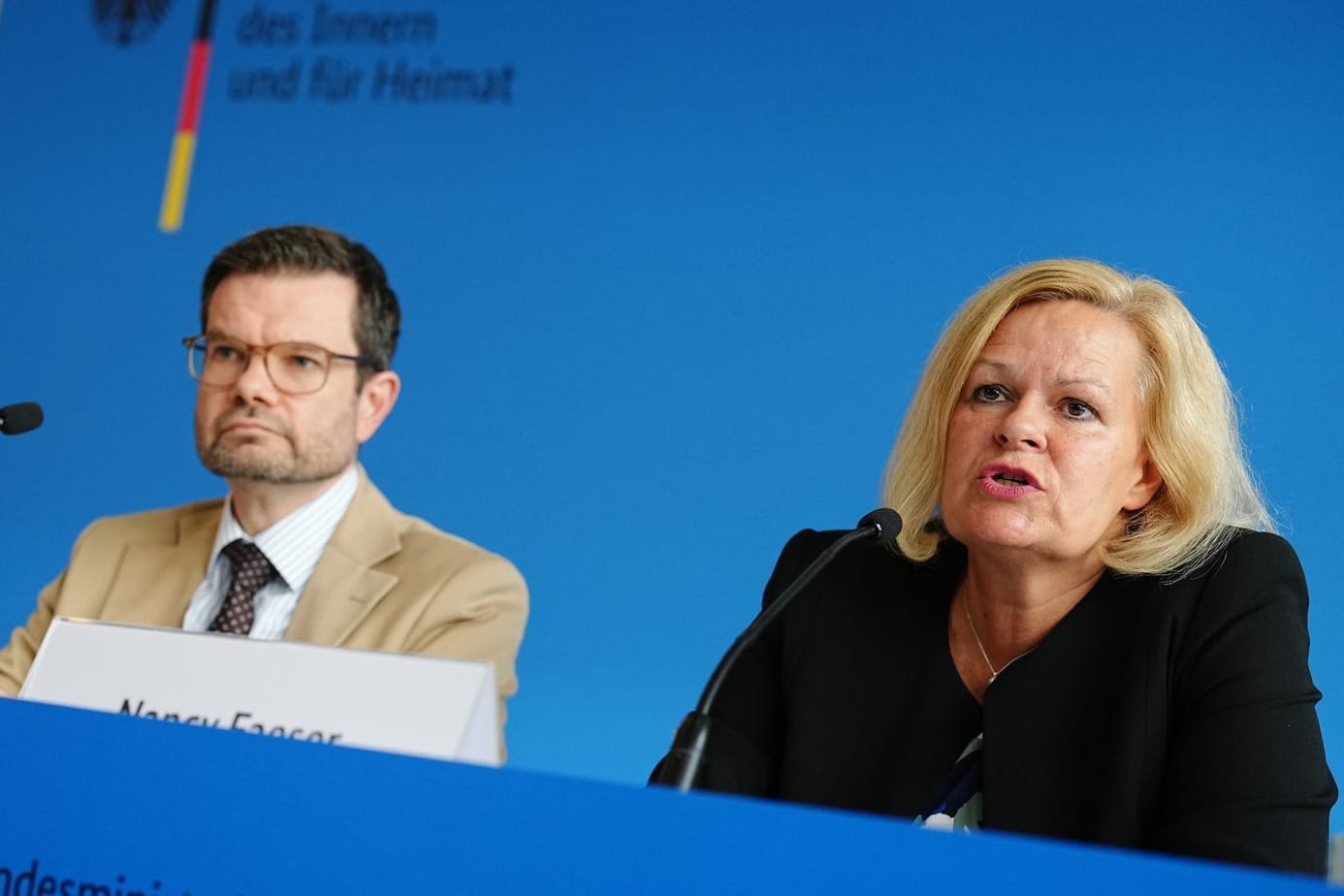 Nancy Faeser (SPD, r), Bundesministerin für Inneres und Heimat, Marco Buschmann (FDP), Bundesminister der Justiz, und Anja Hajduk (Bündnis 90/Die Grünen), Staatssekretärin im Bundeswirtschaftsministerium, stellen ein Sicherheitspaket nach der Messerattacke von Solingen vor.