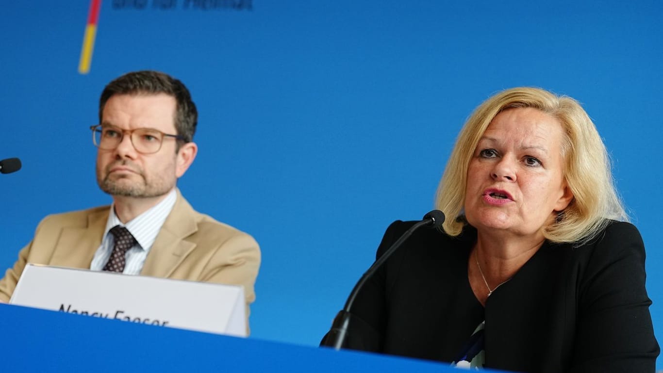 Nancy Faeser (SPD, r), Bundesministerin für Inneres und Heimat, Marco Buschmann (FDP), Bundesminister der Justiz, und Anja Hajduk (Bündnis 90/Die Grünen), Staatssekretärin im Bundeswirtschaftsministerium, stellen ein Sicherheitspaket nach der Messerattacke von Solingen vor.