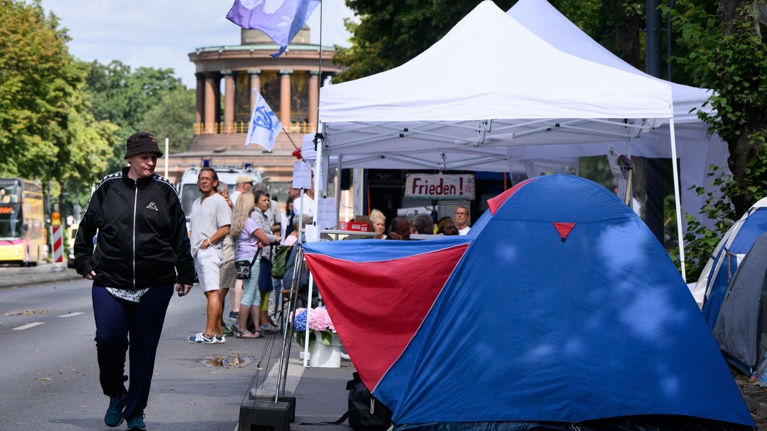 Zelte beim Querdenken-Camp nahe der Siegessäule in Berlin-Tiergarten: Unter dem Motto "Frieden, Freiheit, Freude & Veränderung» campen Anhänger der Querdenker-Bewegung vom 03.08.24 bis 13.08.2024.